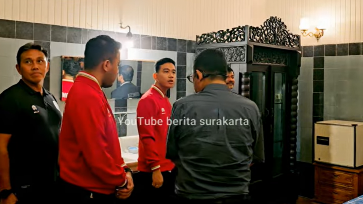 Gibran bersama Coach Bima Sakti, Indra Sjafri dan para pemain Timnas U-17 dalam kamar bekas Bung Karno. [YouTube berita surakata]