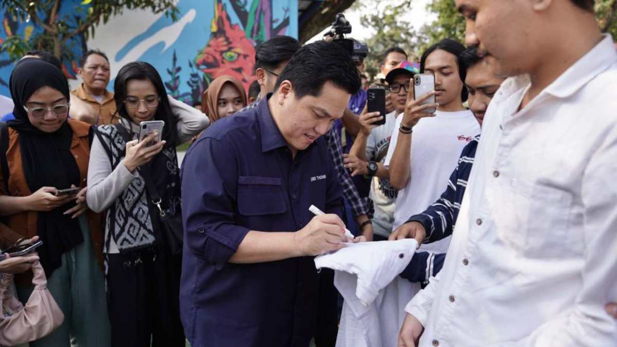 Antusiasme warga Bandung menyambut penyelenggaraan ajang FIBA Basketball World Cup 2023 bersama Erick Thohir. [Twitter @erickthohir]