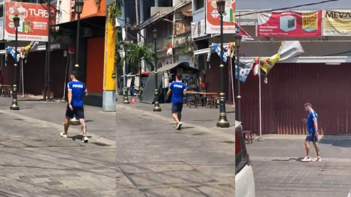Marc Klok, gelandang Persib Bandung kedapatan berjalan sendirian di sekitar Kota Lama, sebelum laga melawan PSIS Semarang. [Twitter @MafiaWasit dan @AsemCrew]