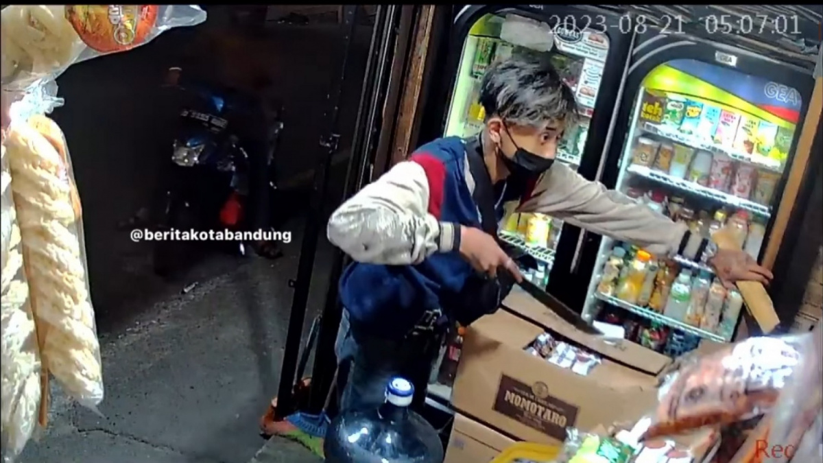 Viral CCTV yang merekam pemalakan dengan senjata tajam di warung daerah Cigadung, Kota Bandung. (Instagram/irivf). [Instagram irivf]