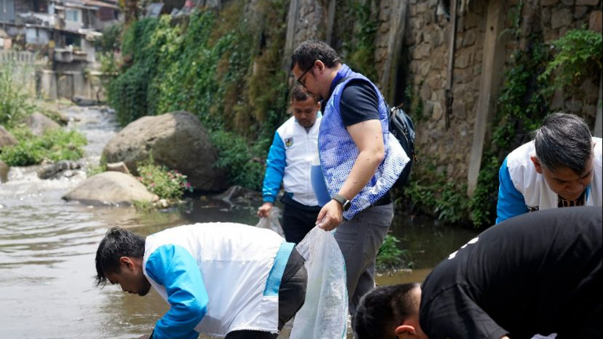 Kegiatan KNPI Jabar dalam memperingati HUT RI, yakni pembahasan isu stunting dan bersih sungai. [Suara Bandung]