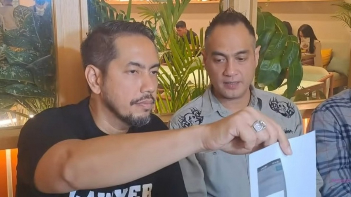 Ferry Irawan (kanan) didampingi kuasa hukumnya, Sunan Kalijaga (kiri) memperlihatkan bukti-bukti transfer ke rekening Venna Melinda dan membantah melakukan KDRT. [YouTube Insert Live]