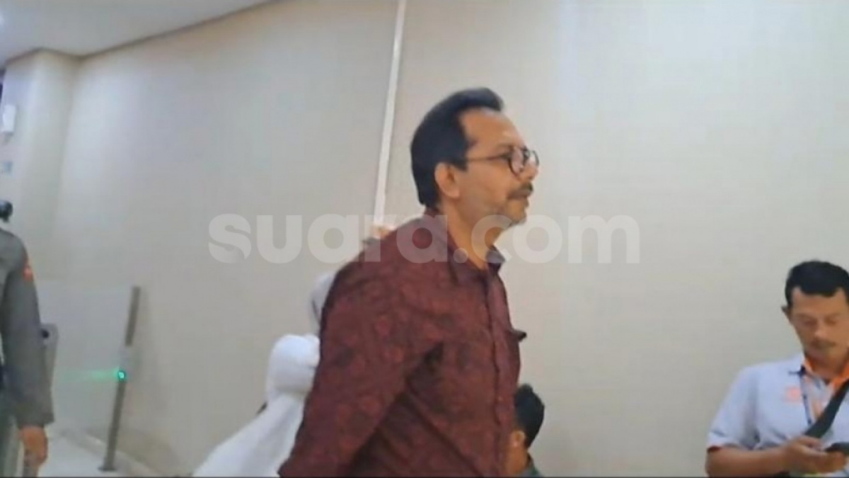 Haris Azhar saat mendampingi pemeriksaan Rocky Gerung di Bareskrim Polri. (Suara.com/M Yasir)