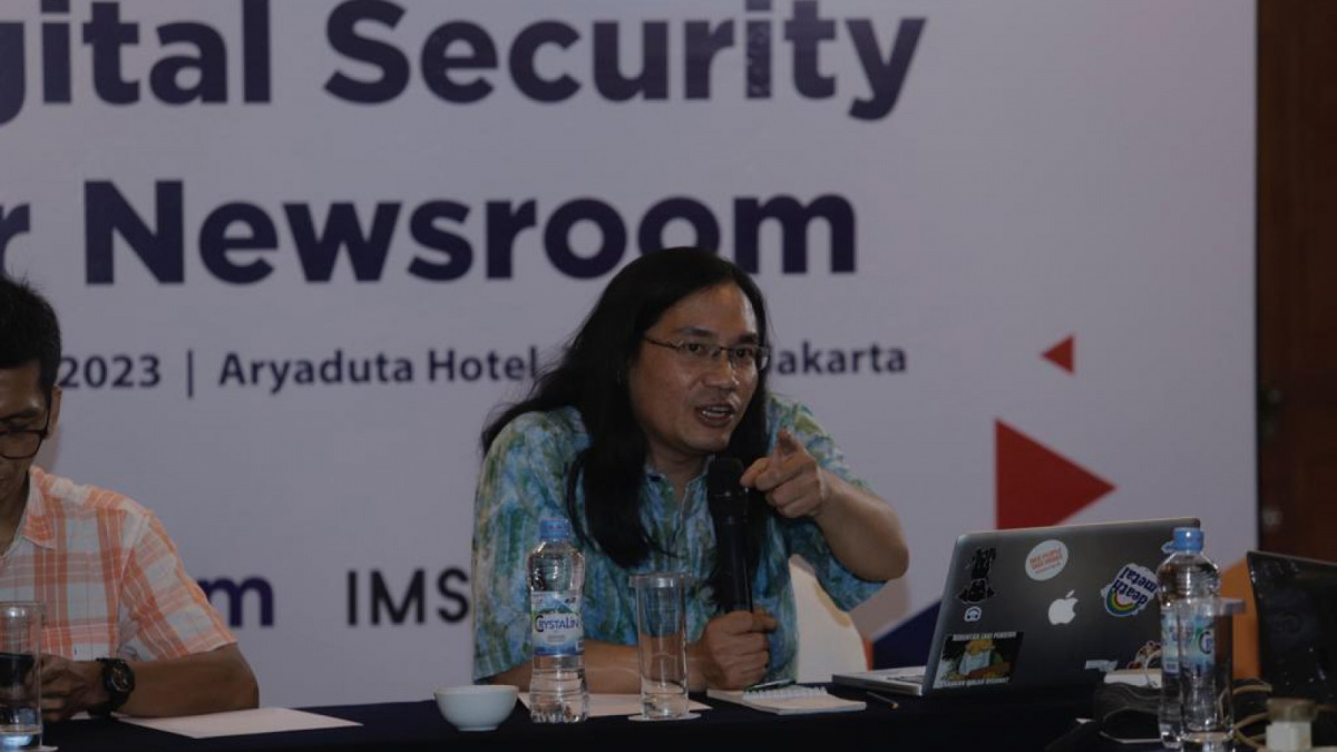 Adi Marsiela, Koordinator Bidang Internet Aliansi Jurnalis Independen (AJI) dalam 'USAGM Workshop: Digital Security for Newsroom', pre Event Local Media Summit 2023. [Dok. Suara.com]