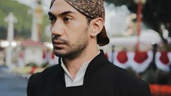 Reza Rahadian Tampil Pakai Busana Pria Jawa Tempo Dulu, Penampilan Gagahnya Bikin Warganet Meleleh