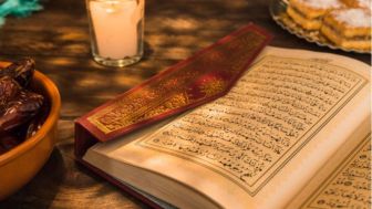 Sering Diperdebatkan, Kamu Harus Tahu Begini Hukum Wanita Haid ketika Membaca Al Quran