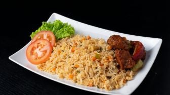 Nikmatnya Nyantap Nasi Goreng Sambal Roa di Malam Hari Nih! Berikut Resepnya