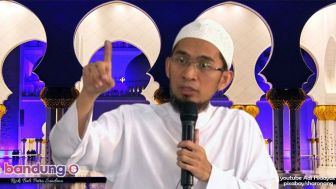 Ustaz Adi Hidayat Berikan Amalan dari Imam Malik, Satu Ayat Ini Bisa Datangkan Limpahan Rezeki yang Tidak Disangka