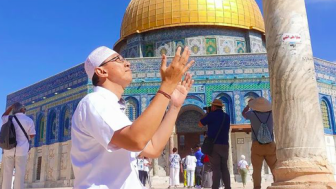 Singgung Keyakinan Lagi, Abu Janda Pamer Pose Berdoa di Al-Aqsa, Doakan Palestina dan Minoritas Cilegon: gak ngaca