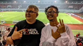 Jelang Laga Panas Persib vs Persija, Pentolan Viking dan Jakmania Asik Nonton Bareng Timnas