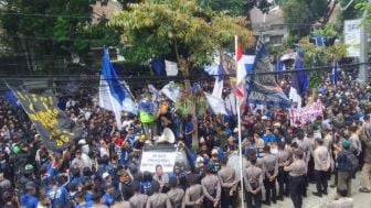 Ratusan Bobotoh Sempat Rusuh ketika Melakukan Unjuk Rasa di Kantor Persib Bandung