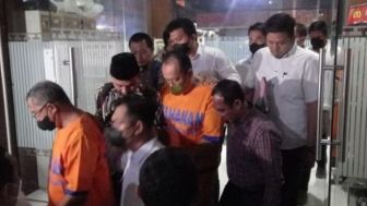 Resmi Pakai Baju Oren, 6 Tersangka Tragedi Kanjuruhan Ditahan Mulai Hari Ini