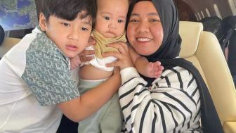 Unggahan Video Rafathar Menangis Dipelukan Raffi Bikin Haru: Mba Lala Pilih Aa atau Om Baim?