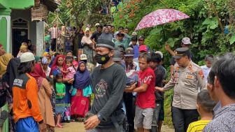 Ya Allah Nak Teriak Dede Sambil Menangis Lihat Jasad Anak Baju Merah, Video: Sejarah Gempa Cianjur Sejak Ratusan Tahun Lalu