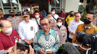 Mahfud MD Gercep Jenguk Korban Luka-Luka Akibat Bom Bunuh Diri di Mapolsek Astanyaanyar Bandung: Kita Semua Berduka, Mari Kita Bekerja Sama