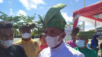 Dampak 'Nyanyian Sumbang' Bupati Meranti Muhammad Adil, Pakai Kemeja Kota-Kotak Anak Buah Jokowi dan Sri Mulyani Pasang Badan