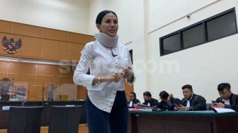 Tak Lagi Ngamuk di Ruang Sidang, Nikita Mirzani Kini Sujud Syukur setelah Divonis Bebas dari Penjara