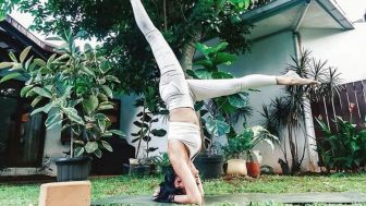 Heboh Sophia Latjuba Pose Yoga Bikin Terpikat, Warganet Puji Habis-habisan: Ini Bukti Awet Muda!