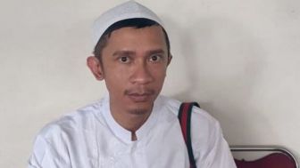 Tidak Lagi Berpakaian Nyentrik, Aming Kini Pakai Koko dan Peci, Warganet Doakan Istiqomah