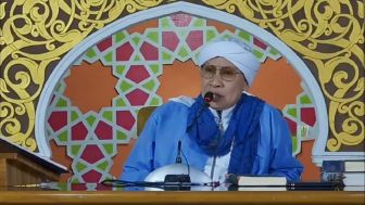 Sholat Fardu Bersama yang Bukan Mahram, Apakah SAH? Simak Penjelasan Buya Yahya Berikut Ini