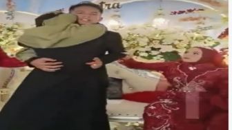 Viral! Wanita Bercadar Datang ke Pernikahan dan Langsung Peluk Pengantin Pria, Bikin Syok Istri dan Tamu Undangan