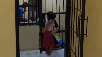 Penuh Haru! Begini Momen Seorang Anak Kecil Terhalang Jeruji Besi saat Memeluk Ayahnya di Penjara