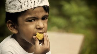 Ajarkan Puasa Ramadhan pada Anak dengan Tips-Tips Berikut!