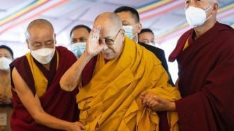 Suruh Anak Kecil Hisap Lidah, Dalai Lama Meminta Maaf