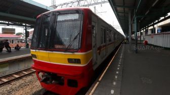 Fenomena Lautan Manusia Penuhi Stasiun KRL Bogor Sore Ini, sampai Luber ke Jalur Rel Kereta!