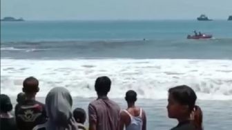 VIDEO MENGERIKAN! Amuk Ombak Pelabuhanratu Sukabumi, 5 Wisatawan Dinyatakan Hilang, 12 Orang Begini Nasibnya