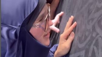 Isa Zega Umroh dengan Baju Muslimah: Mami Adalah Perempuan!