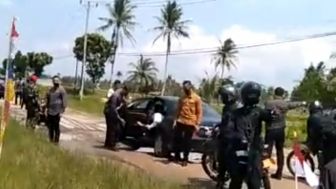 Momen Mobil RI 1 Jokowi Tersangkut Saat Terjang Jalan Rusak di Lampung, Warga: Apalagi Kita Tiap Hari Lewat Sini Pak