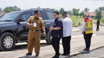 Erick Thohir Curhat Mobilnya Sempat Nyangkut saat Melewati Jalan Rusak di Lampung, Netizen: Mual Gak, Pak?