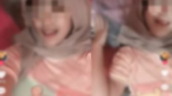 Video TikTok Syakirah Tiduran di Ranjang Pakai Kaos Pink Bikin Netizen Bingung: Konsep?