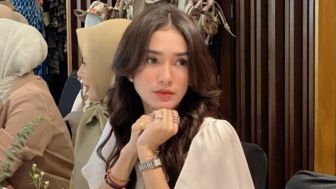 Tulis Pesan Haru Untuk Mendiang Adik, Ussy Sulistiawaty : Aku Minta Maaf