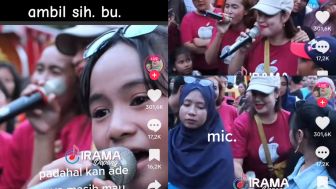 Kebelet Nyanyi, Emak-Emak Ini Rebut Mic si Adik yang Sedang Bernyanyi Merdu, Netizen: Emaknya Siapa Sih