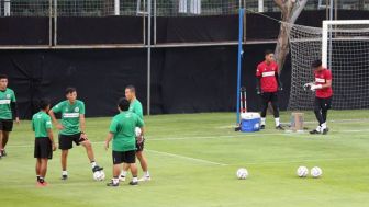 Media Argentina Bingung, Timnas Indonesia Latihan Pakai Kain Hitam, Diduga Atas Arahan Shin Tae Yong Berikut Ini