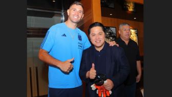 Jelang Pertandingan FIFA Matchday Indonesia vs Argentina, Erick Thohir Dapat Hadiah Spesial dari Kiper Timnas Argentina Emiliano Martinez