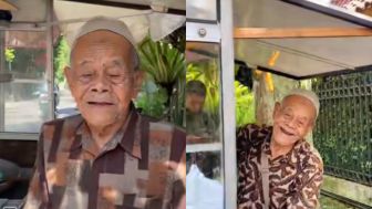 Viral! Berusia 100 Tahun, Abah Khoeruddin Semangat Jualan Lumpia Basah di Jalan Guntursari Wetan Kota Bandung