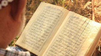 Masyallah, Membaca Al Quran Ternyata Punya Banyak Manfaat yang Bikin Merinding!
