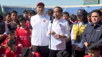 Jokowi Tinjau Langsung Proses Seleksi Timnas U-17 di Stadion Si Jalak Harupat Bandung