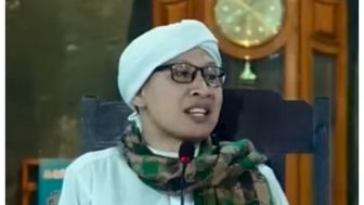 Fenomena Artis Melepas Hijab, Buya Yahya: Mengundang Dosa Orang Lain!