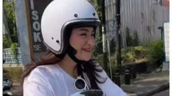 Nathalie Holscher Unggah Keseruan Motoran, Warganet: Berarti Selama Pakai Hijab Dia Tertekan