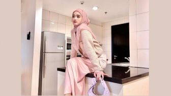 Inara Rusli Berpose sambil Duduk, Netizen Salfok Hal Ini!