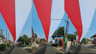 Jelang Hari Kemerdekaan Indonesia, Viral Bendera Merah Putih 150 Meter Dibentangkan di Sepanjang Jalan Desa Ini