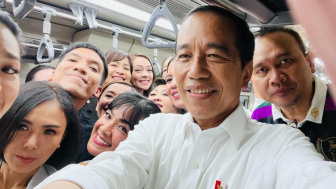 Jokowi Jajal LRT dan Selfie Bersama Para Artis, Malah Dihujat Netizen Gara-gara Ini!