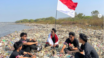 Breaking News! Momen Pandawara Group dan 5.300 Orang Nyanyikan Indonesia Raya sebelum Bersihkan Pantai Terkotor No.3 se-Indonesia di Kota Cirebon