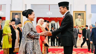 Ibu Iriana Bersalaman dengan Presiden Jokowi saat Terima Tanda Kehormatan, Netizen: Gemes Banget!