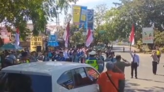 Breaking News! Peringati HUT RI ke-78, Peristiwa Unik Pengendara di Cibiru Bandung Bikin Haru