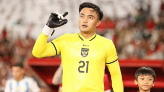 Kiper Timnas Indonesia Ernando Tuai Pujian, Netizen Malah Salfok Hal Ini: Bolong?